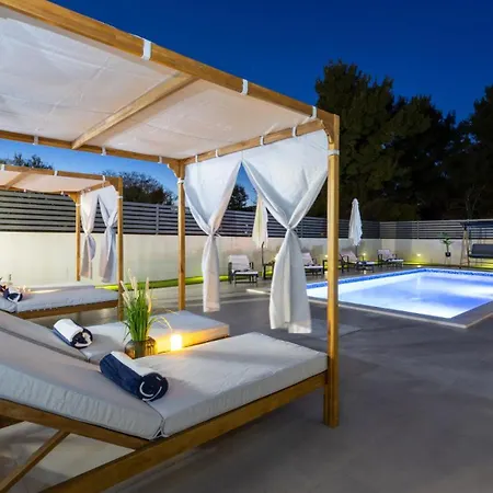 Апартаменти With Pool Ivano By Guide